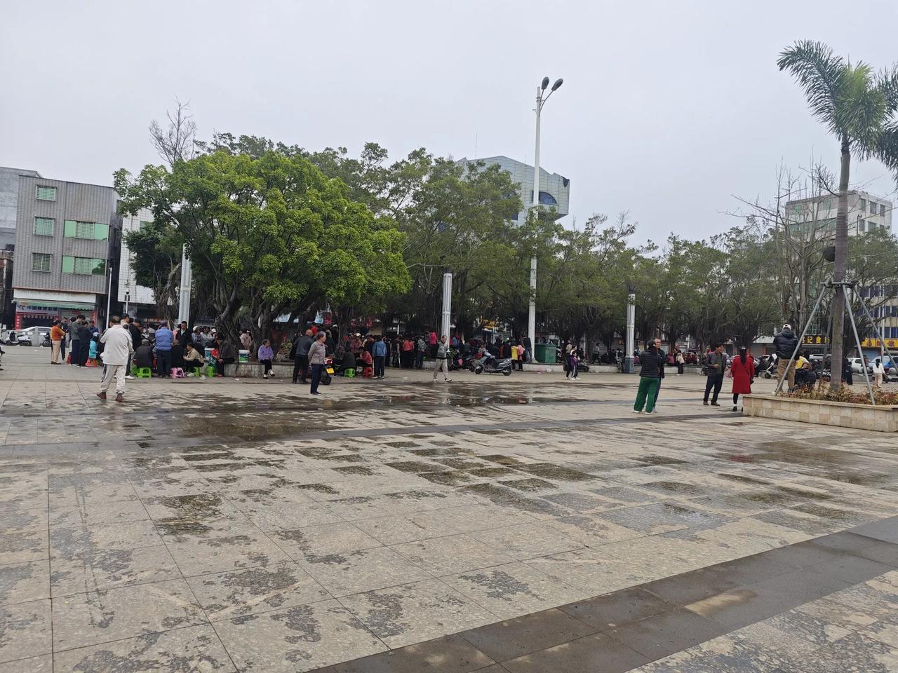 雷州南湖公园之乱象：一是赌博之风盛行。公园内聚众赌博之众达几百人，广场变成了赌场