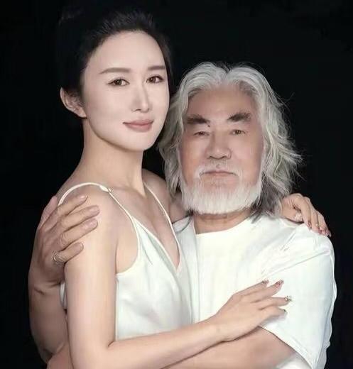 张纪中老婆都生好几个孩子了，
怎么突然出来直播回应婚姻里爱不爱的，
她说不关网友
