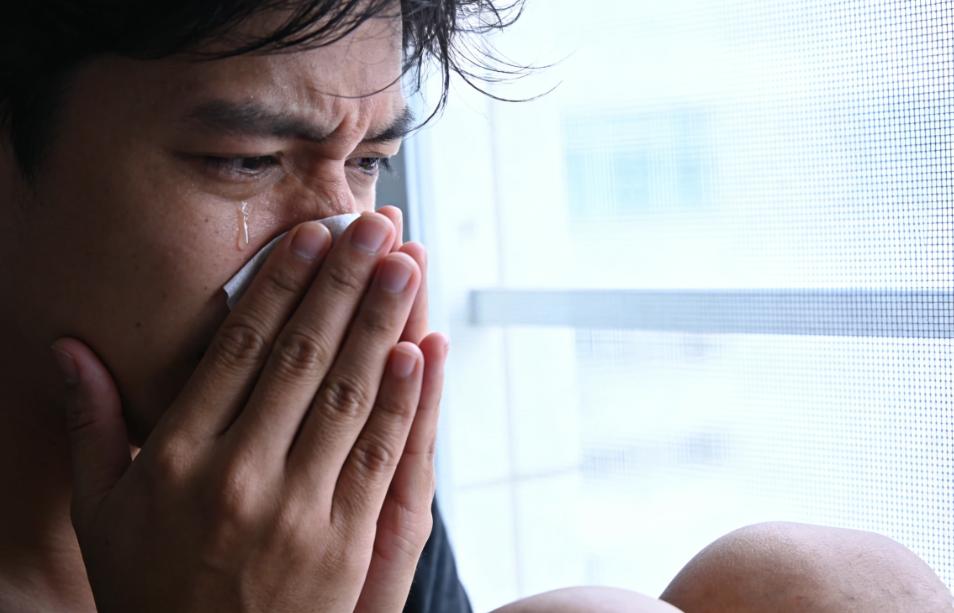 一吹风就鼻塞流涕，症状长达6个月，小心过敏性鼻炎找上门



一吹风就鼻塞、流清