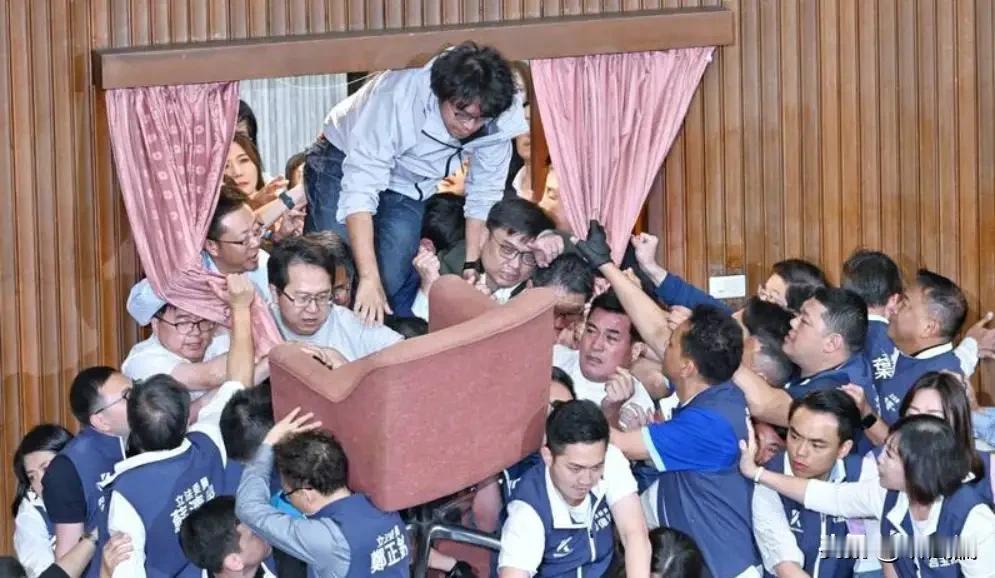 沈伯洋遭通缉怂咧，台当局光给名单不顶啥

重庆警方把沈伯洋立案侦查咧，说他搞“分