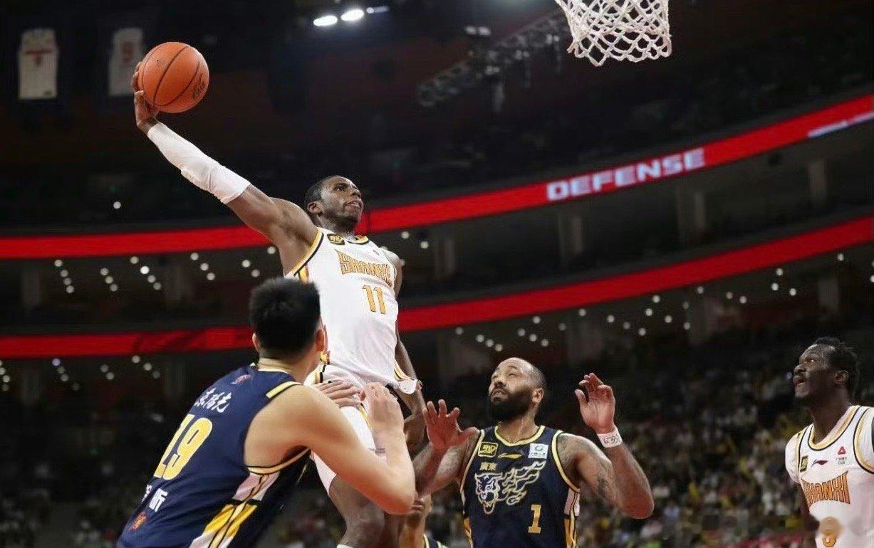 山西球迷集体沸腾！迪亚洛带着NBA级别的运动能力+CBA实战统治力强势回归，广东