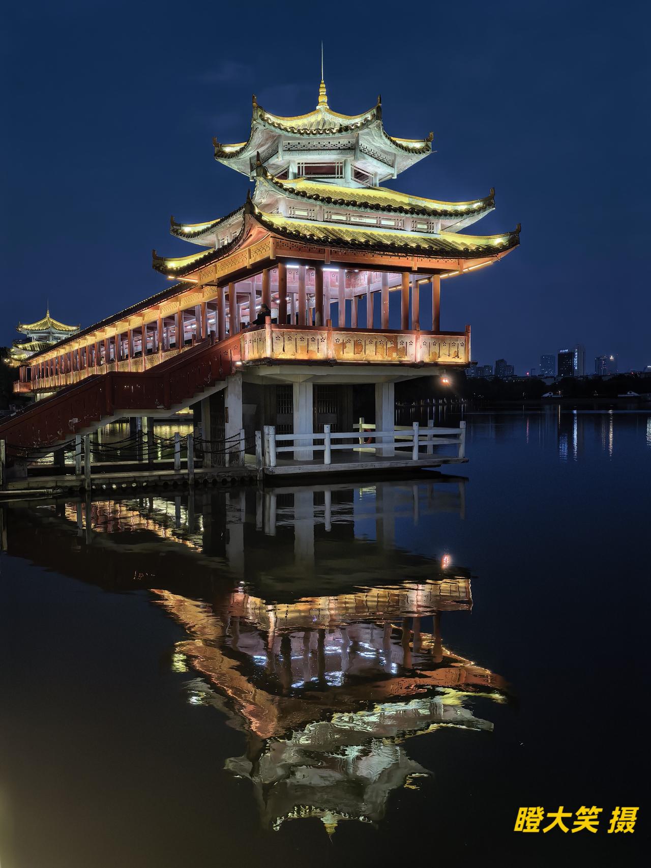 发一张图片，让我猜出你在哪里拍的浮光跃金，静影沉璧。美丽的夜色多沉静……从大师那