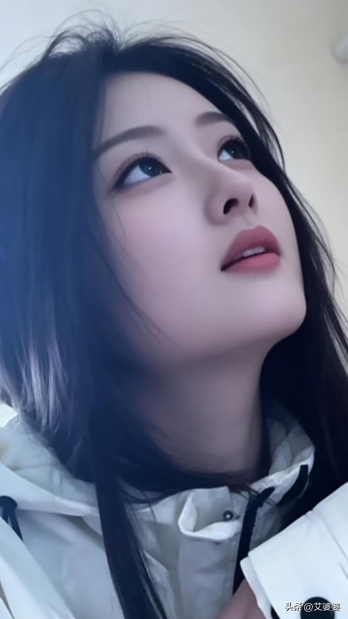  这是什么神仙颜值啊，真的越看越耐看，不管什么角度拍，长相气质全都在线