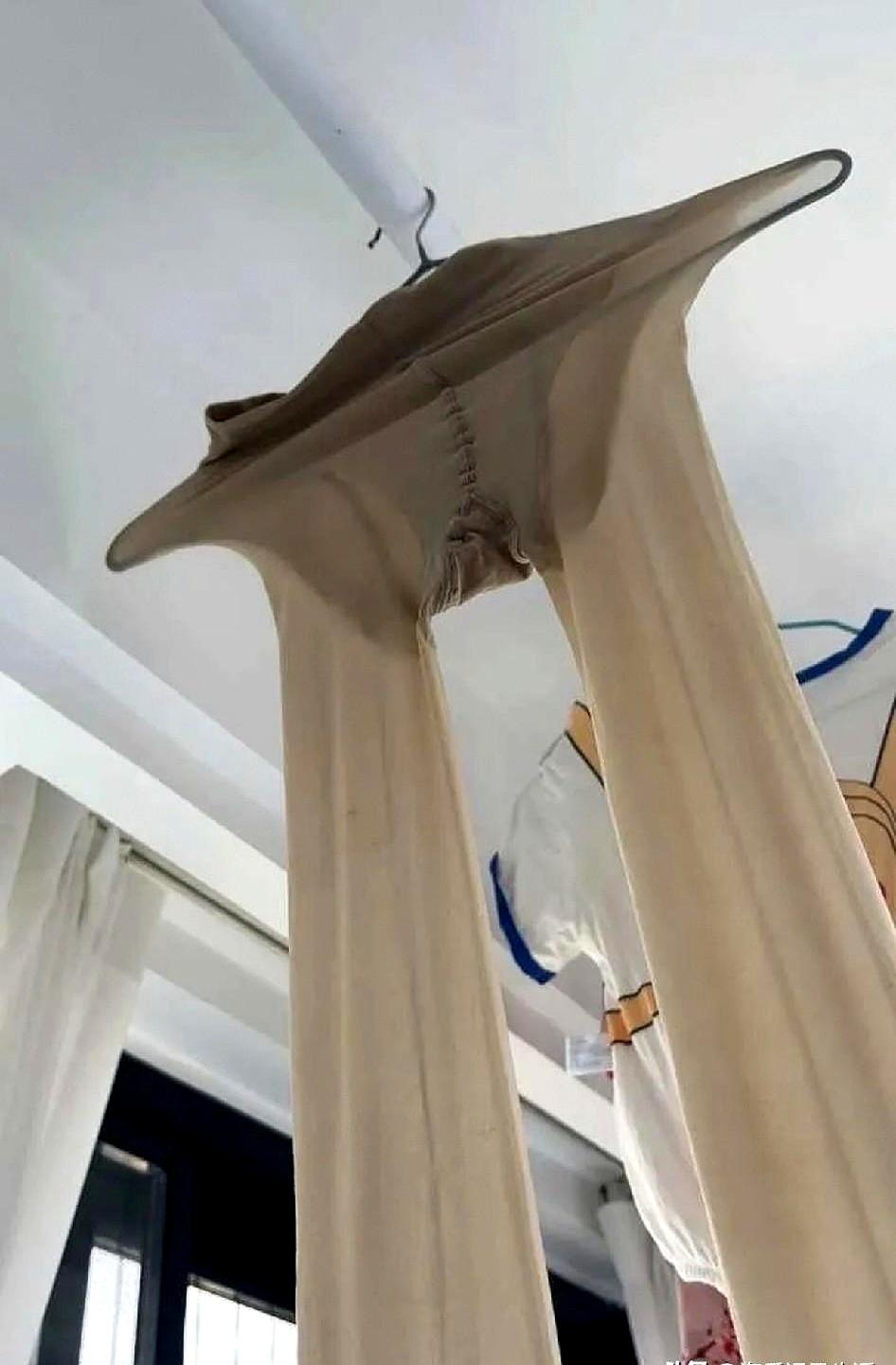 姐妹们，你们有没有发现家里那个“甩手掌柜”一干活就准出事？
我刚去朋友家，她指着