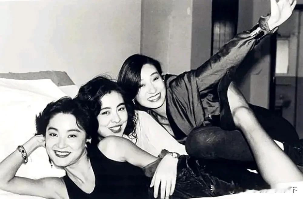 1989年9月，影星林青霞、王祖贤、王小凤到台北宣传新片《惊魂记》，酒店小憩时三