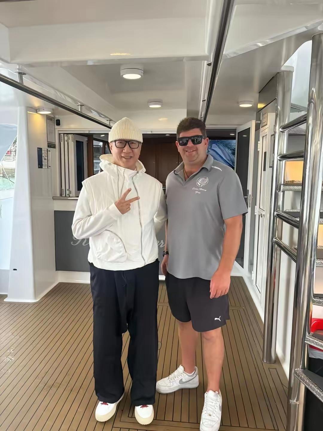 孙红雷新西兰出海录制综艺，寸头墨镜造型气场十足，尽显“大佬”风范。看似悠闲的富人