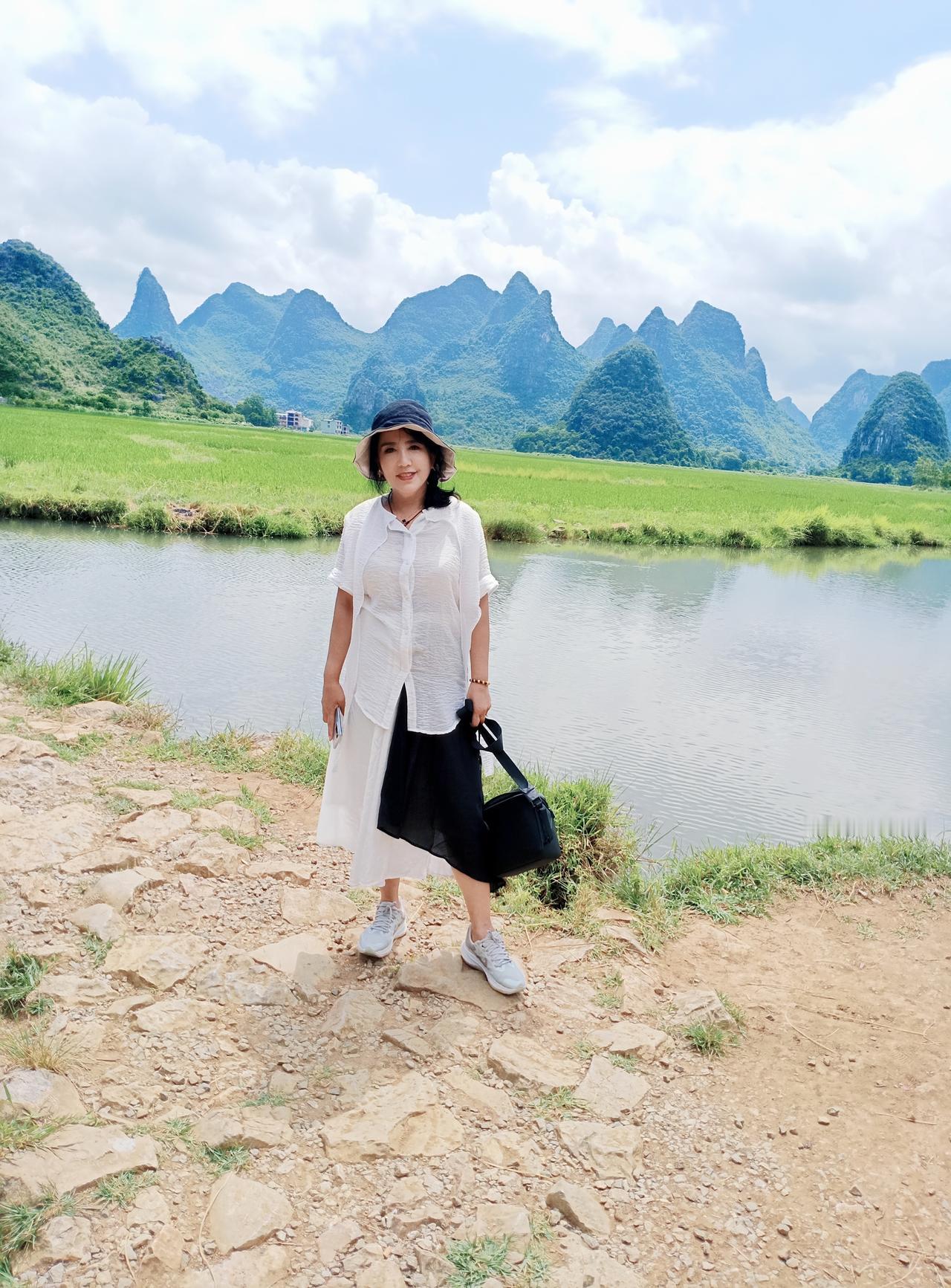 阳朔遇龙河：一步一景皆是诗
 
十里奇峰映碧流，
一湾清浅惹闲愁。
稻风漫染山如