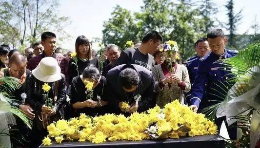 凉山救火英雄“张浩”新婚不久的他，没有放弃一次出任务的机会。新娘在等他，但是任务