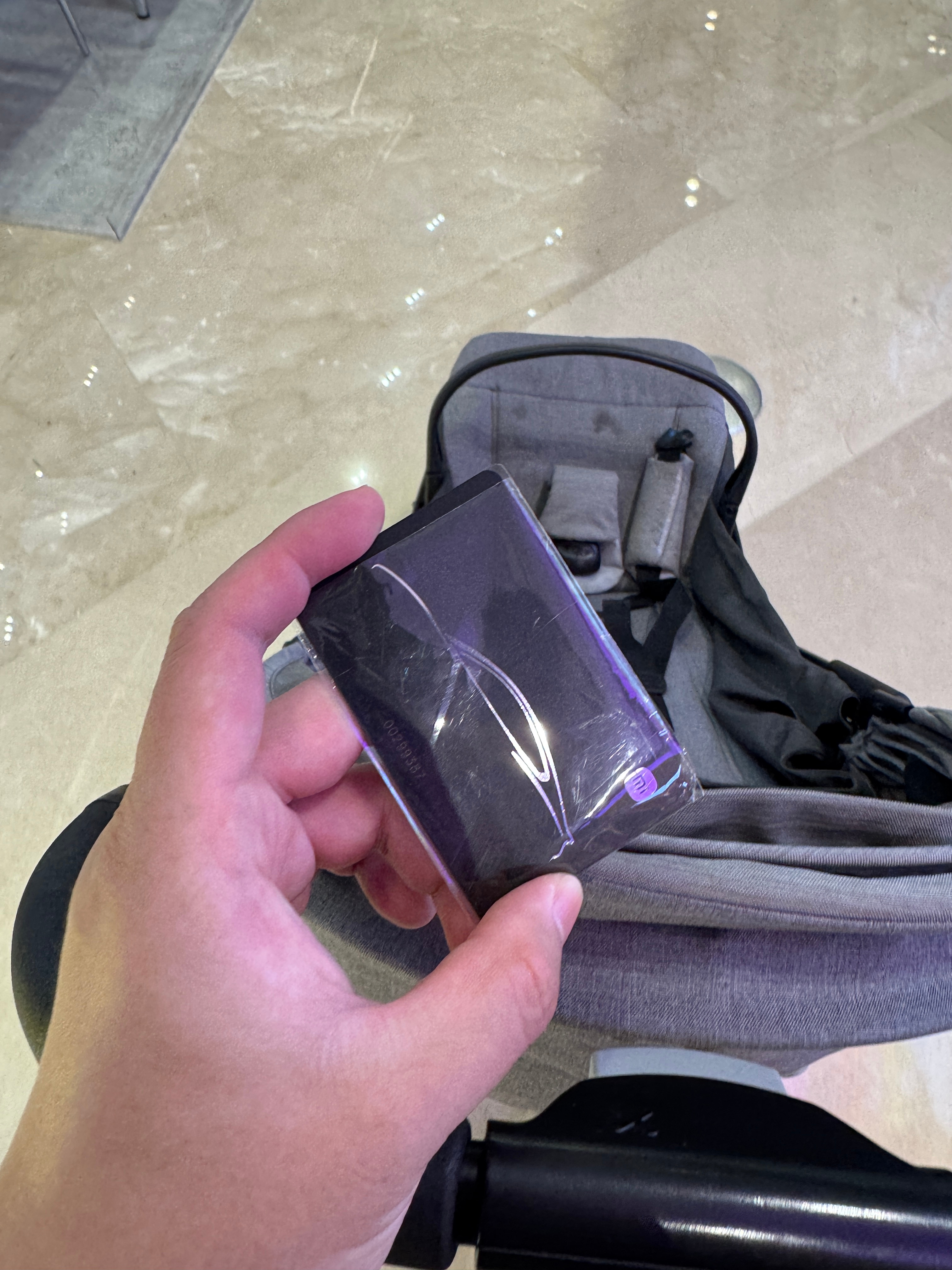 哪一位朋友在珠海宝龙遗失了sU7 的卡片钥匙？？快去1楼小米门店领取哦！[允悲]