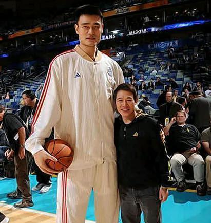 貌似那个年代很多男星演技高但人不高，比如李连杰站在姚明身旁似孩子般小个子，还有梁