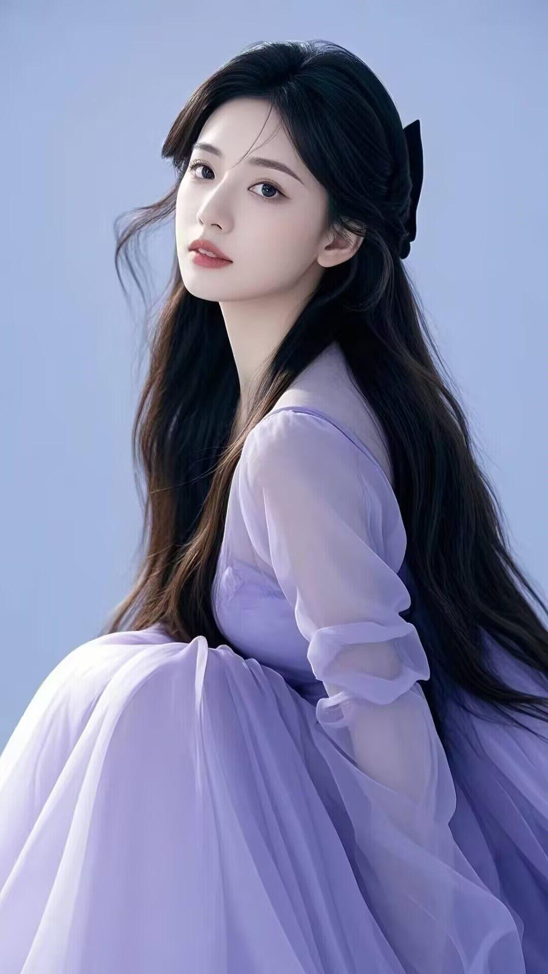 秦香莲
悔教夫婿求功名，
惟剩相思伴昏晨。
常常荒野穿望眼，
碧海青天夜夜心。