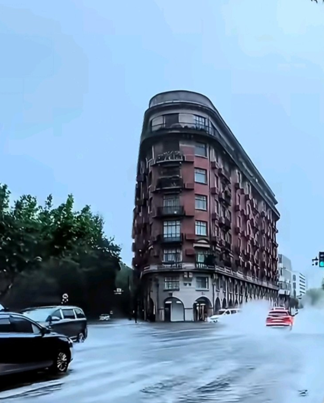 上海武康大楼真成船了刚刷到现场视频，又美又感慨！台风暴雨造就专属奇观，武康大楼真
