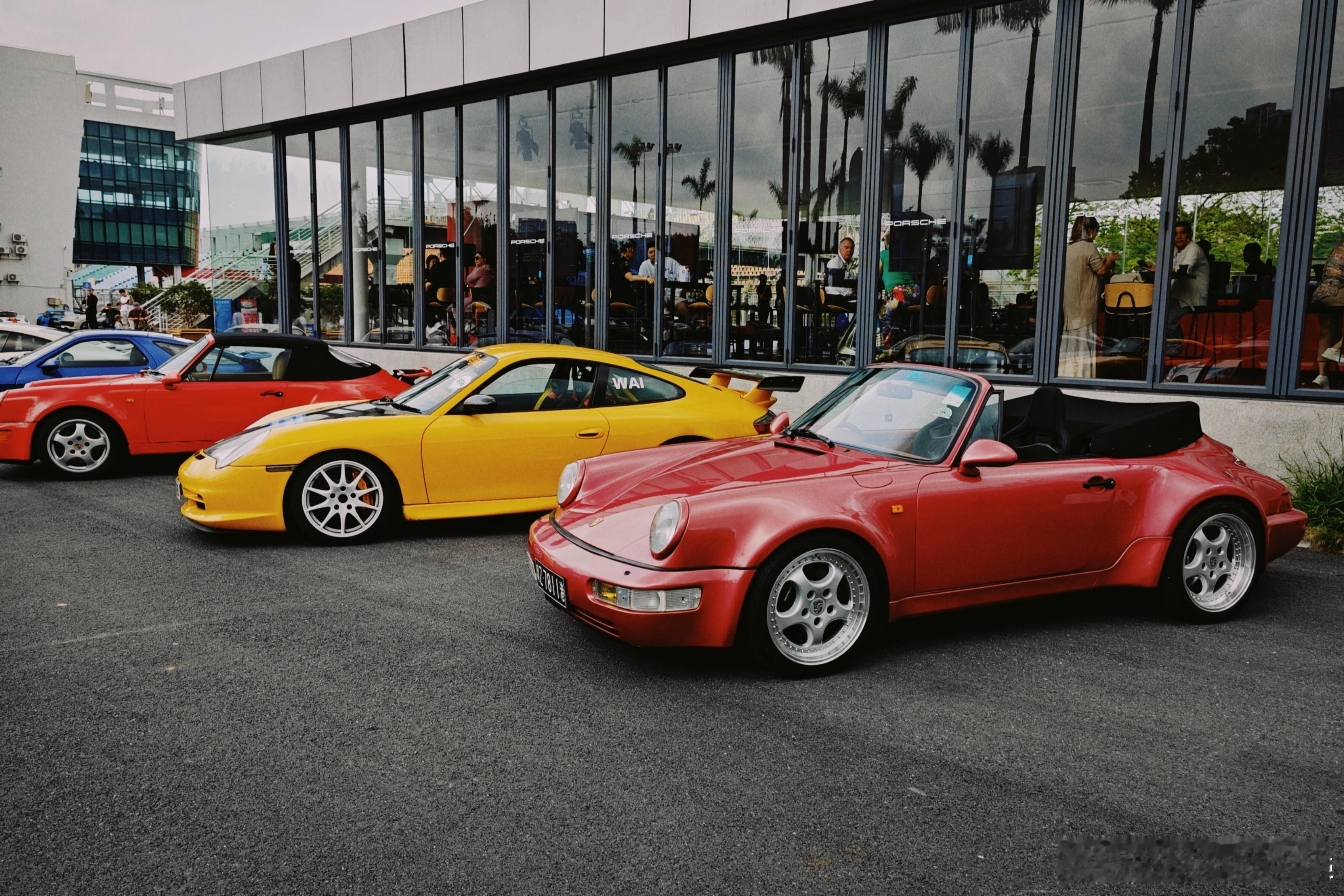 大湾区保时捷车聚这边的玩车氛围太好了，神车太多了!羡慕哭了!每次来这种活动都想搬