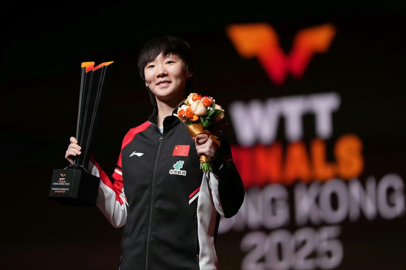 WTT香港总决赛女单决赛中，王曼昱4-2战胜队友蒯曼，成功卫冕总决赛冠军！王曼昱