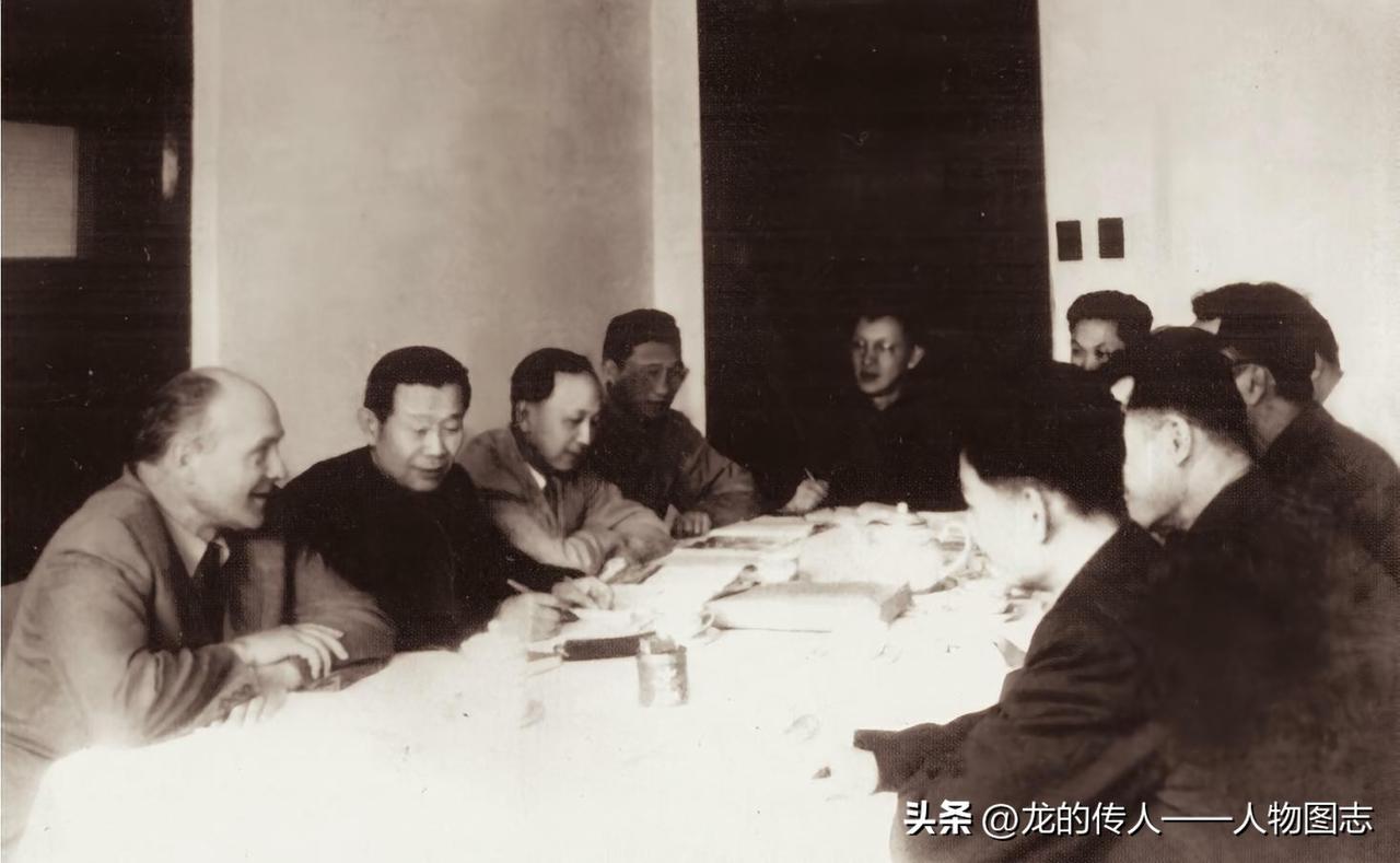 1956年5月，全国“十二年科学技术发展远景规划”编写小组开会讨论规划纲要（左三