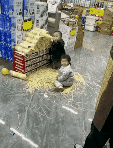 湖南的一位年轻的宝妈带着两个小孩去逛商场，当她们母子三个人进入商场之后，宝妈突然