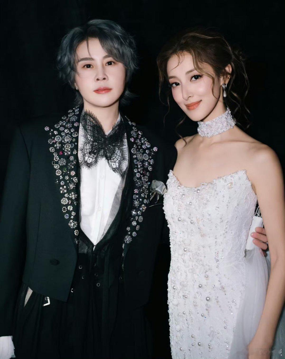 浪姐舞台演绎独家记忆，氛围感宛如浪漫婚礼现场，歌声温柔缱绻，满是温情氛围感独家记