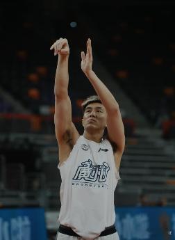广东龙狮官宣郭艾伦离队 广州说“你的到来如一束光”，但光没能亮太久。伤病像潮水一