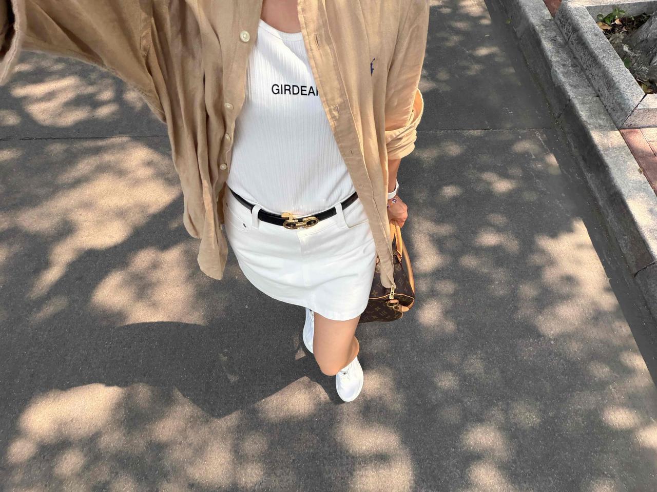 夏日随性，心自在便是圆满

由衷地佩服夏天能穿长裤的人。气温一过28度，我基本便