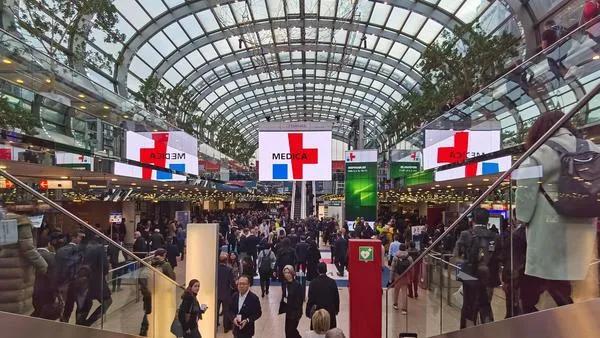 当参展商变成中毒者：一次跨国商务之旅如何与食品安全危机狭路相逢

17日上百名中