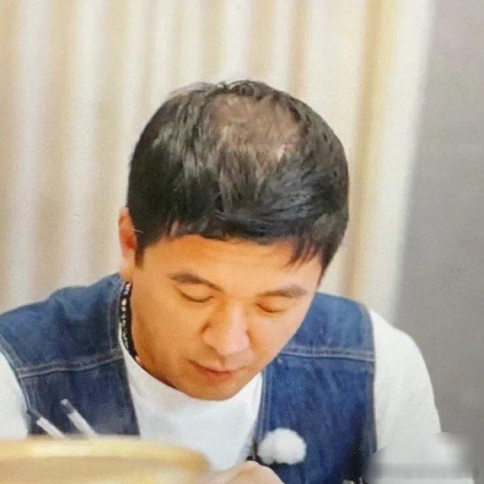我看谁还敢熬夜！！熬夜真的脱发啊啊啊啊[抓狂][抓狂] 