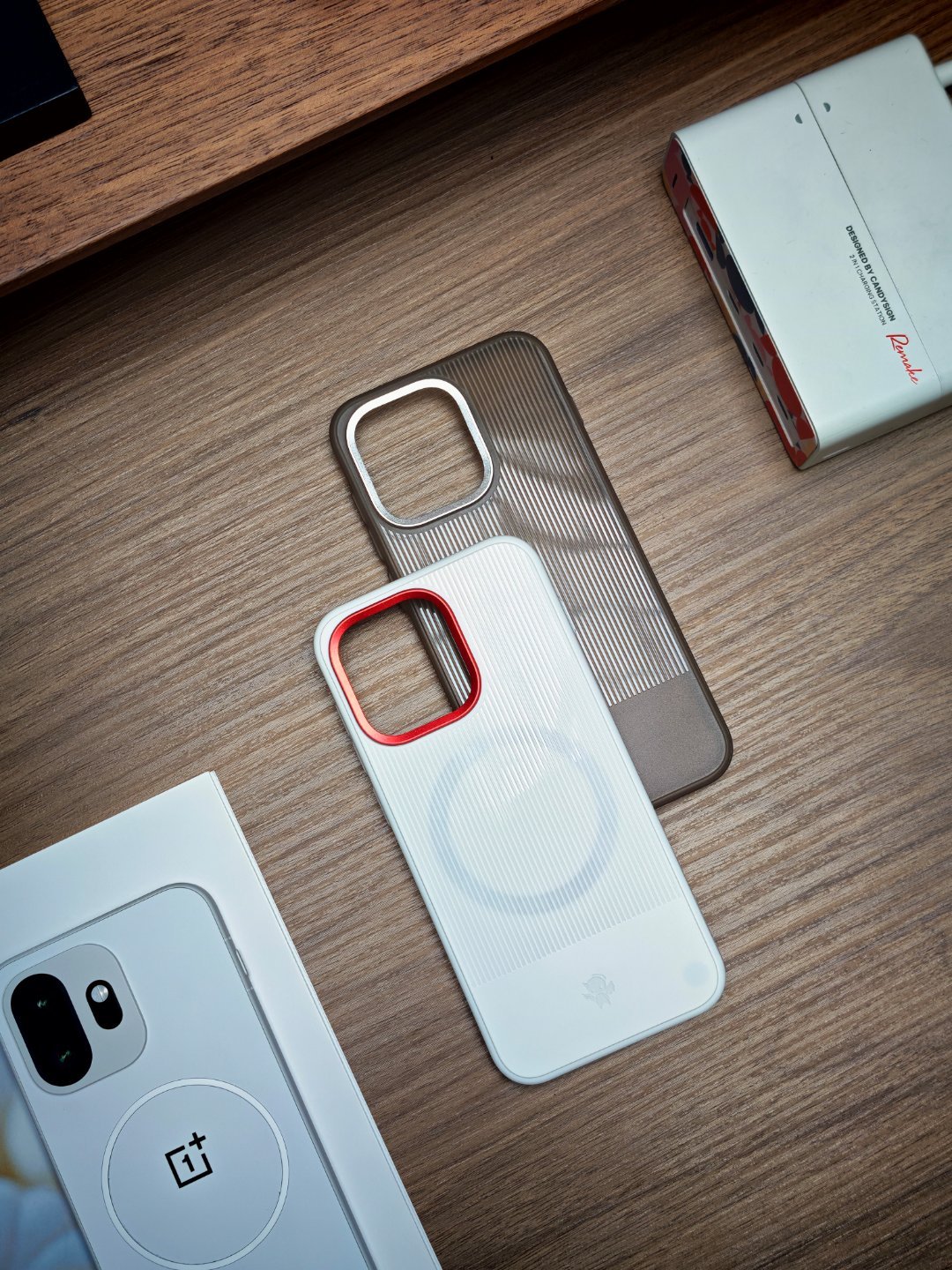 人间有趣之趣哥家的15T壳子。白壳红圈这套搭配真舒服。半透明的是没带磁吸的。我更