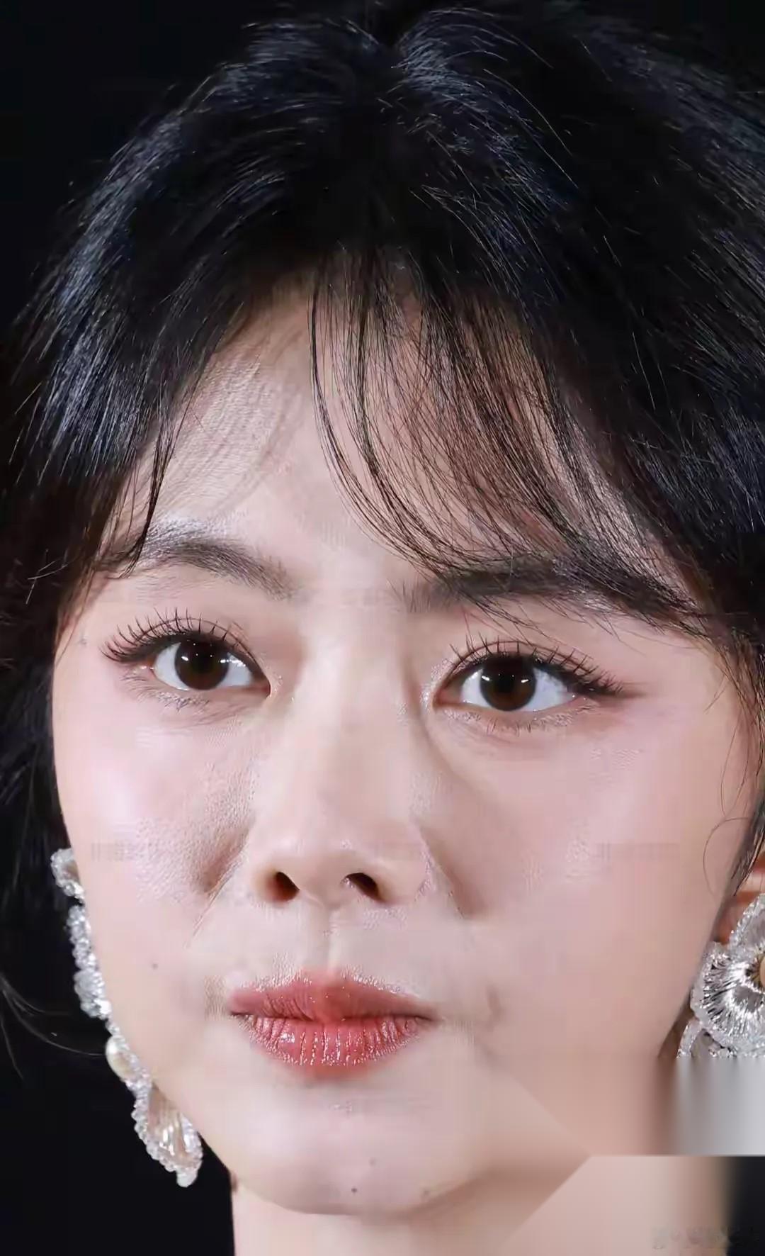 谭松韵，以后的戏路可能会很窄！  36岁的她目前看着也还算娃娃脸，依旧喜欢卖萌、