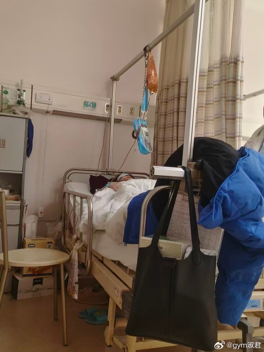 傅佳丽 帮佳丽妈妈发一下最新进展，佳丽已经在上海交通大学医学院附属新华医院做了髋