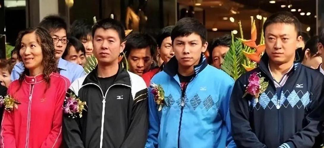 4位体坛名宿同框旧照：

我只认出了被誉为''杀神''的乒坛名将陈玘，目光沉和的