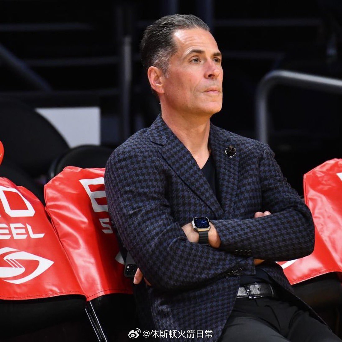 据Kevin OConnor报道，湖人队正在兜售他们2032年的首轮选秀权，试图