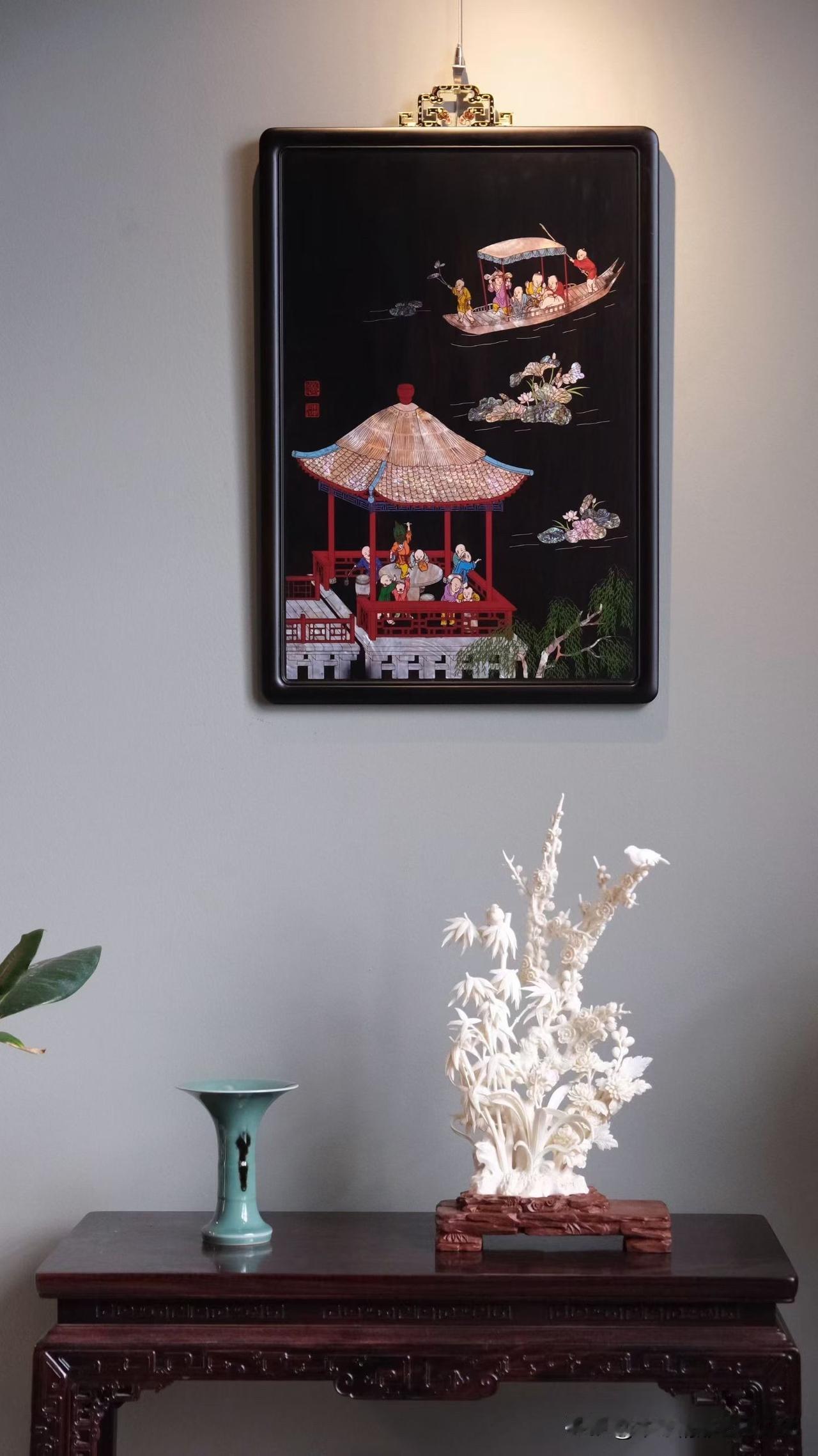 最喜欢这种带着生活气息的传统画面。

紫光檀沉稳作底，彩贝在光线下泛起细微流彩，