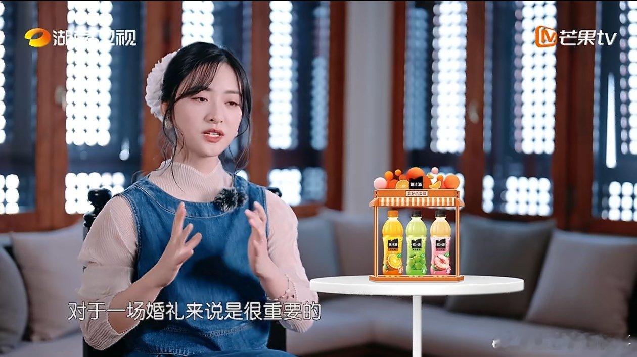 沈月干回婚庆摄影老本行中餐厅名场面中餐厅 集体婚礼筹备得如火如荼，沈月、翟潇闻与