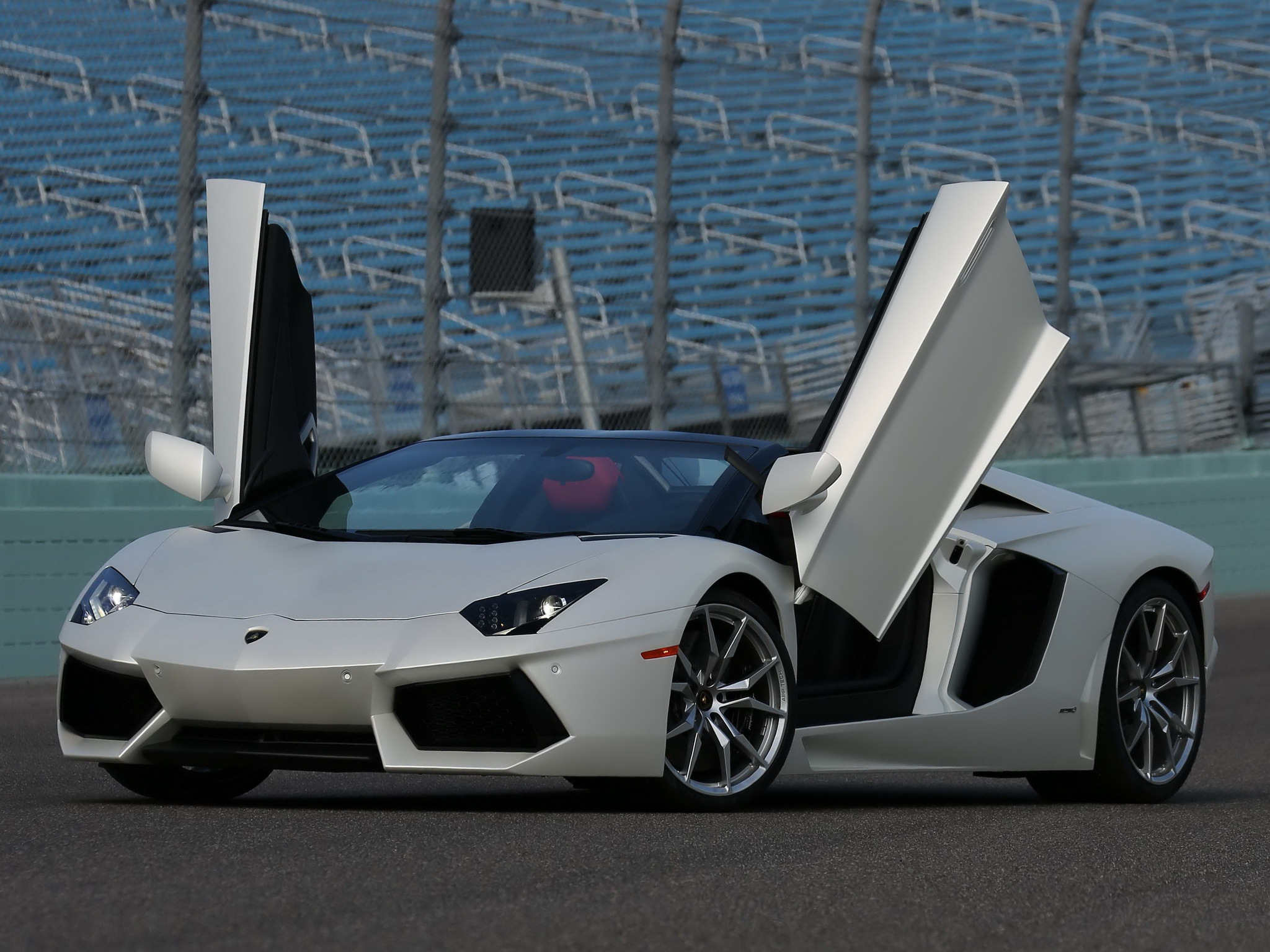 前几天看震哥开着 Aventador 敞篷版，说实话，兰博基尼这车是真帅 