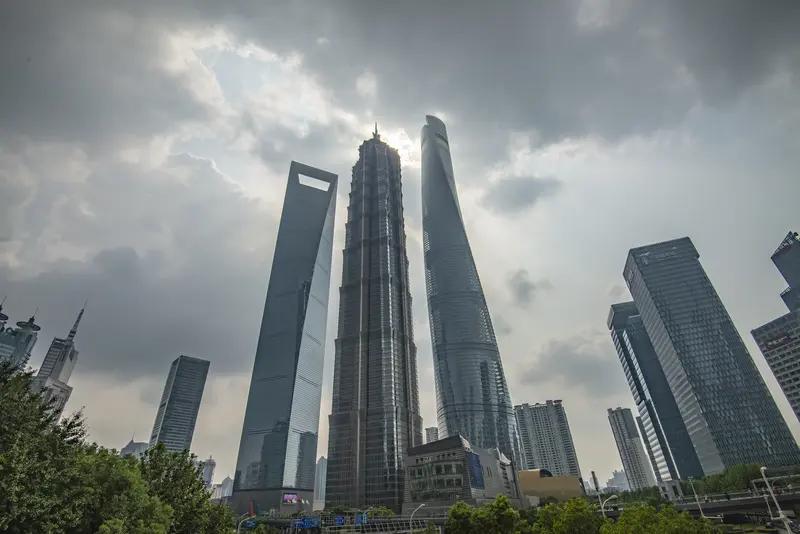 陆家嘴成为上海的金融中心，是由多方面原因促成的。
从地理位置来讲，它位于上海浦东