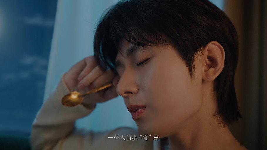 成毅的独处仪式感夏至最长白昼，留给我们更多与自己对话的时间。踱步望月，听风赏曲，