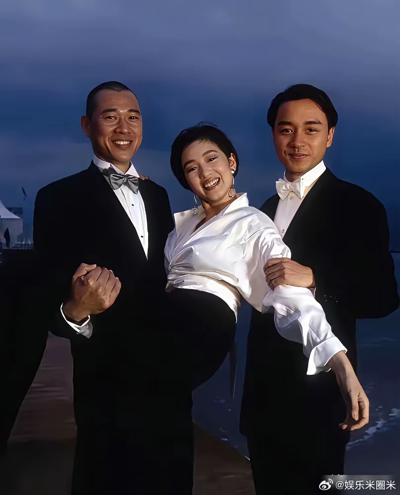时代真的变了！当年巩俐被张丰毅张国荣高高托起，那笑容纯粹得让人羡慕。有人说，那时