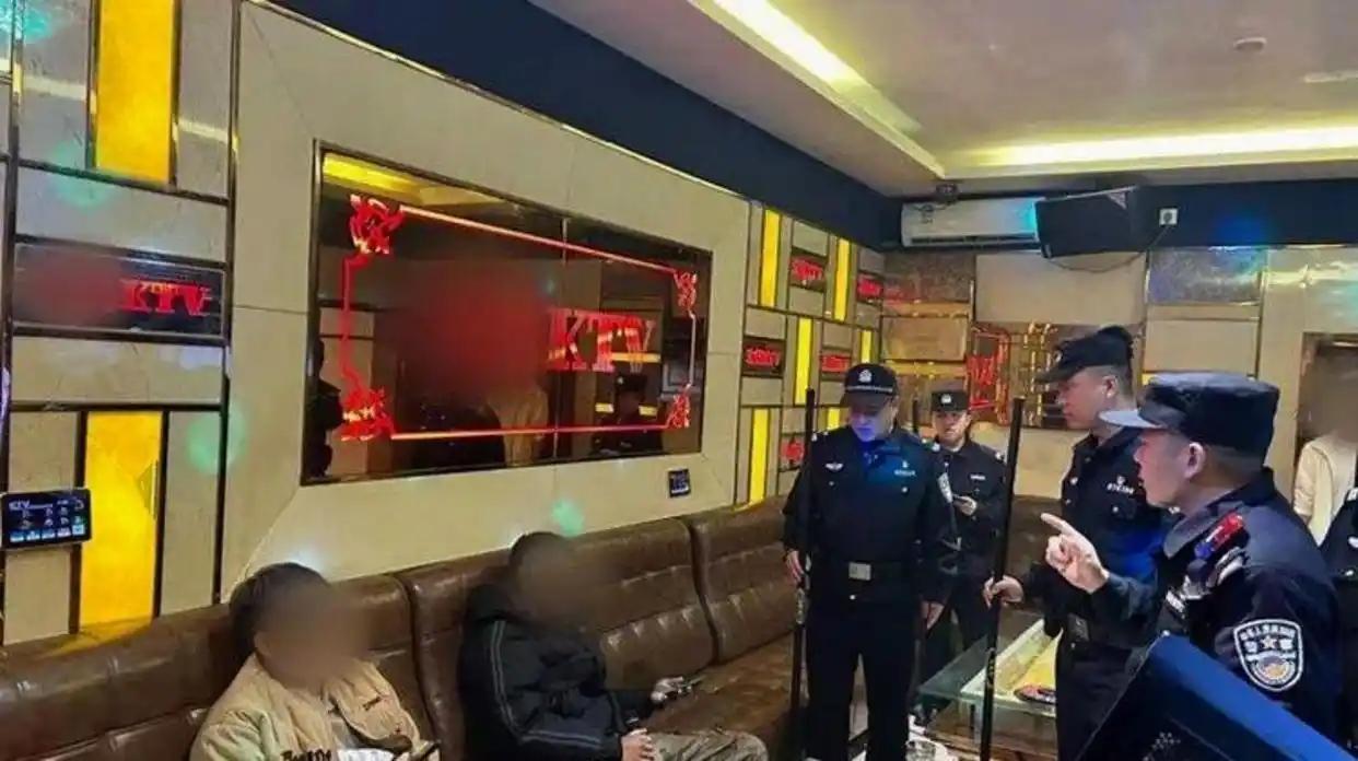 KTV包厢里，他是嚣张跋扈的“大爷”，逼服务员下跪浇酒取乐；医院病床上，他是连碗