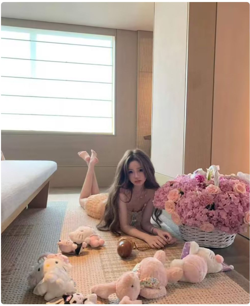 懒懒豪宅里晒出多张美照，大长腿吸睛尽显好身材王思聪眼光不错 