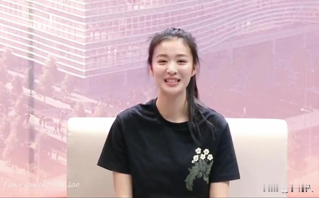 原来王楚然早期长这样，素颜也惊艳。难怪现在成“明艳系天花板”，从“柳惜音”到“旗