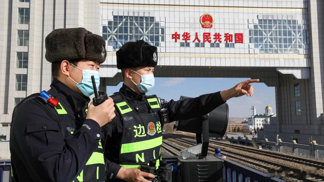 在满洲里#国门# 西侧，有一处标注着“国门第一岗”的哨所，满洲里出入境边防检查站