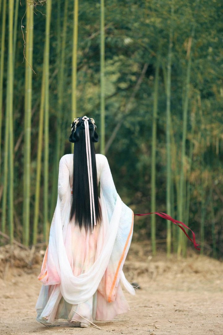 热巴贺思慕解锁色感新体验迪丽热巴贺思慕第一次看到颜色 这一幕的热巴太美了。色感交