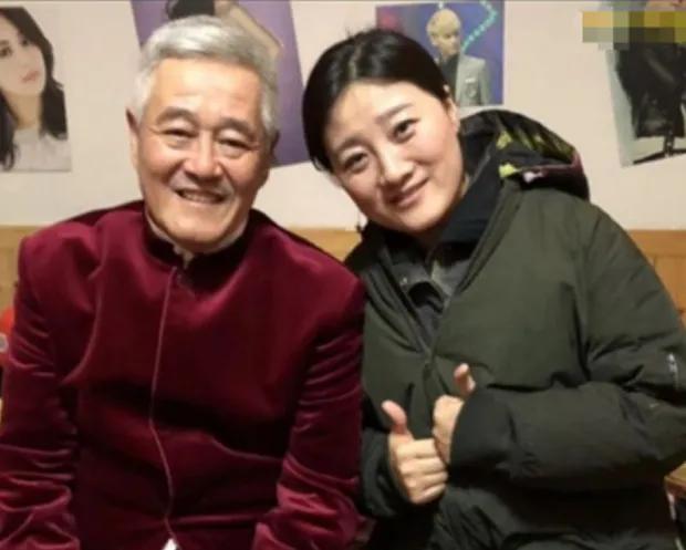 当年，赵本山对葛珊珊说：“你的工作太辛苦，来我这干吧。”葛珊珊立刻点头同意，没想