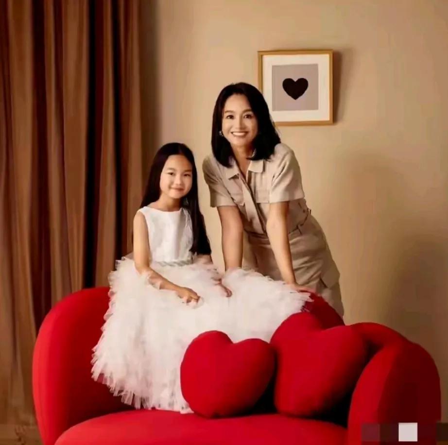 没有按爸妈样子长

这小美女是不是还没有长开

爸爸妈妈的大眼睛

小美女婴儿肥