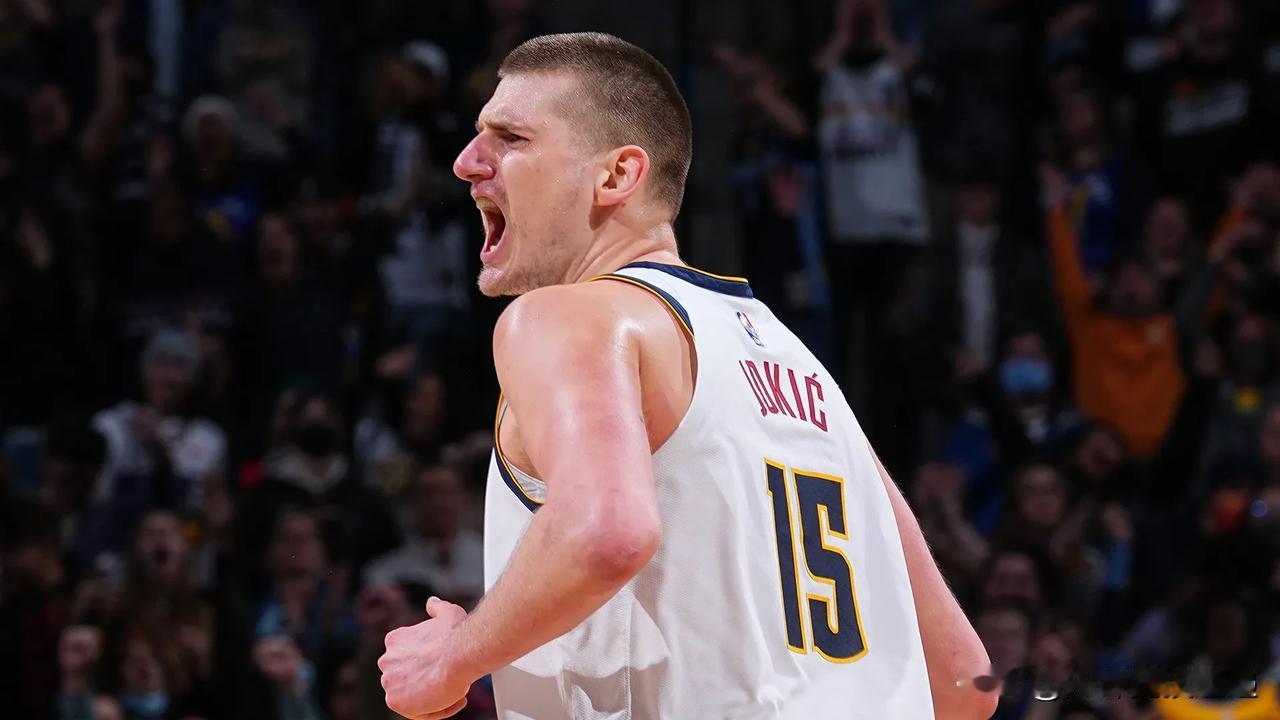 单赛季平均得分至少 25 分、11 个篮板和 7 次助攻的 NBA 球员：

尼