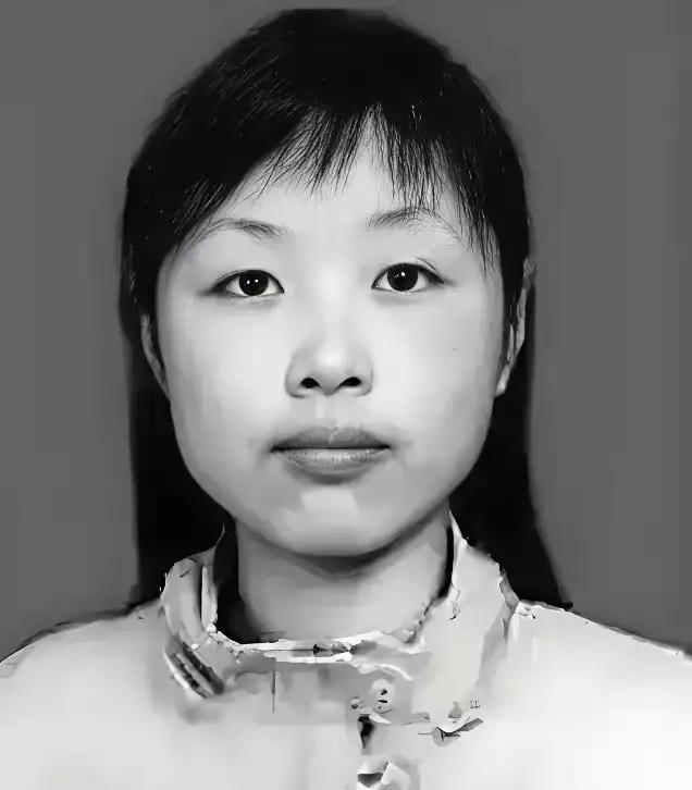 她是四川一21岁女教师，汶川地震，她被埋进废墟，身体断成三截，救援人员赶到时，发