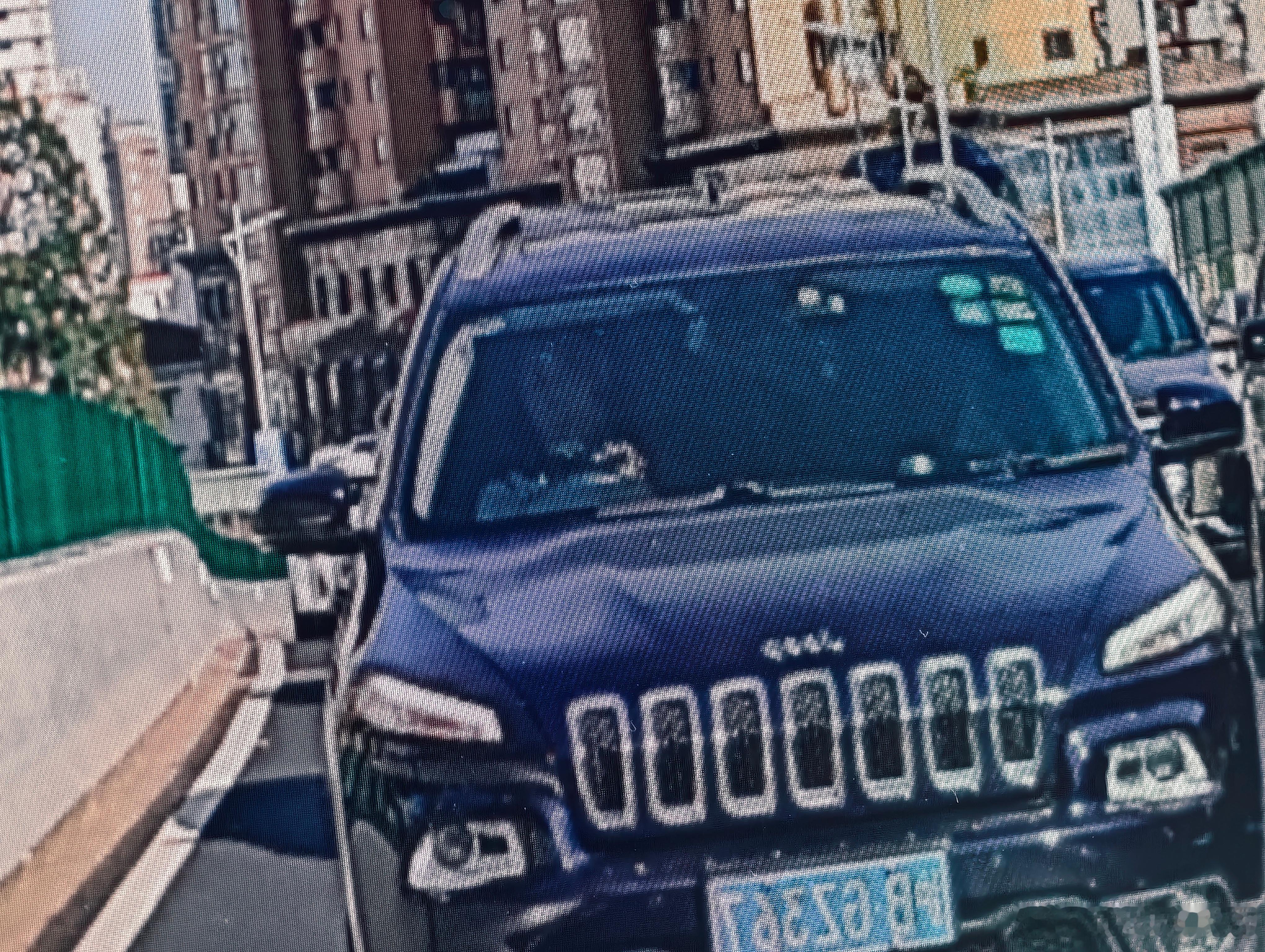 今天早高峰，这个人(沪BGZ367)边开车，边看手机也就算了，前面留空三条虚线！