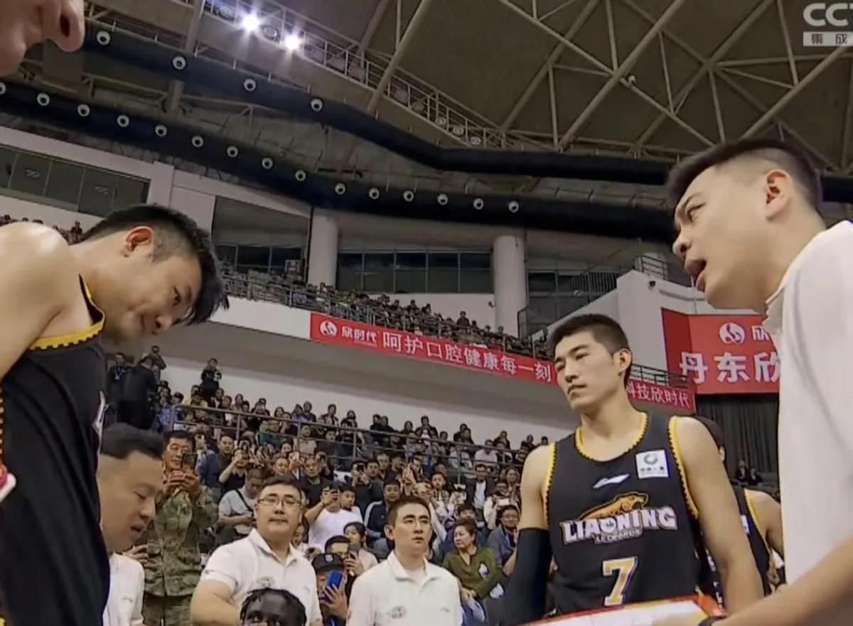 赵率舟在比赛中的表现堪称完美，不仅在进攻端火力全开，而且在防守上也表现得无懈可击