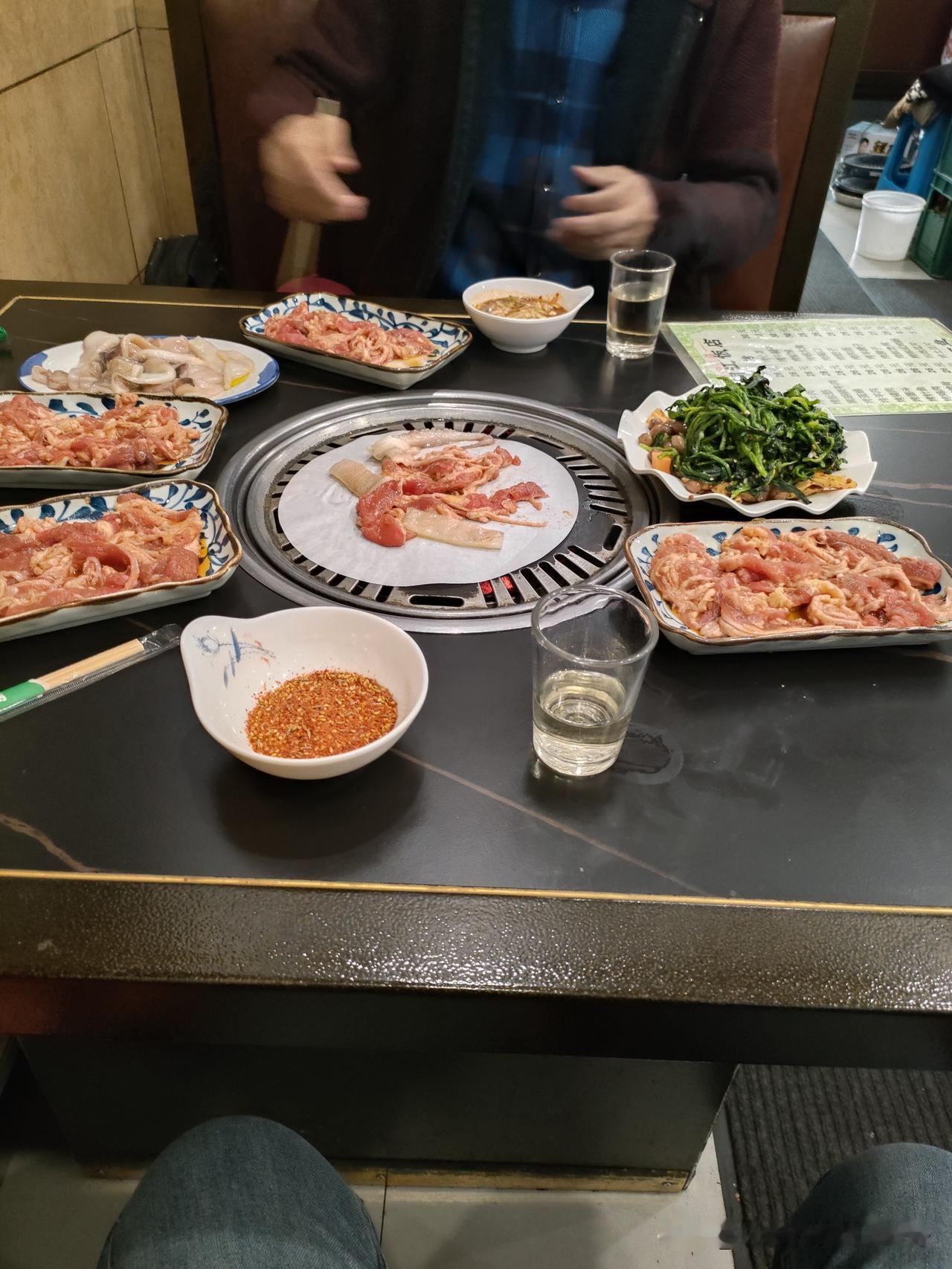 中午和老公去吃烤肉，路上他突然说：“今天你还请我啊？”说完哈哈大笑。我一愣，心想