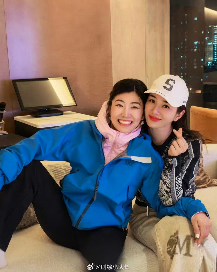 黄奕为徐梦桃王心迪庆功 黄奕特地准备了庆功蛋糕，还听徐梦桃说了很多。听到她还要再