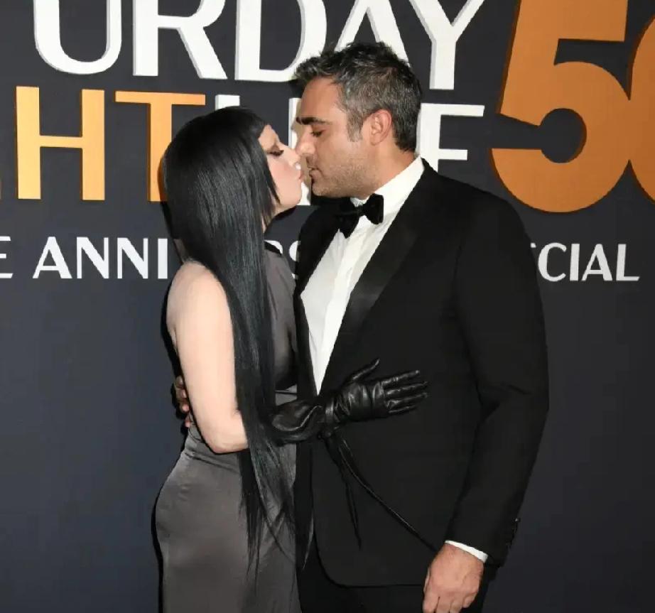 圆梦！40岁Lady Gaga正式当妈，与未婚夫抱娃首露面太温柔
 
     